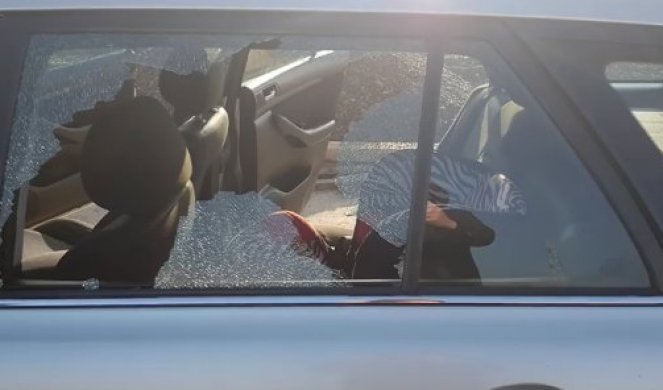 (VIDEO) ZALUTALI METAK POGODIO AUTOMOBIL U Republici Srpskoj! Troje dece za dlaku izbeglo smrt!
