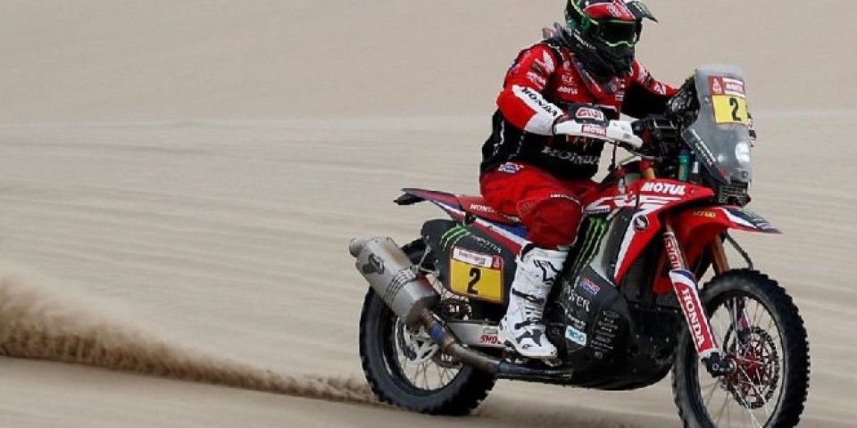 MOTOCIKLISTA ZAVRŠIO U KOMI! Užasne scene na Dakar reliju