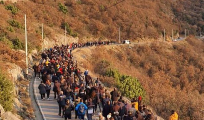 KO SU KUČI OD ČIJE KOLONE SU SE JUČE MILU TRESLE GAĆE? Ponosni Srbi u Crnoj Gori - potomci Marka Miljanova i Vase Čarapića!