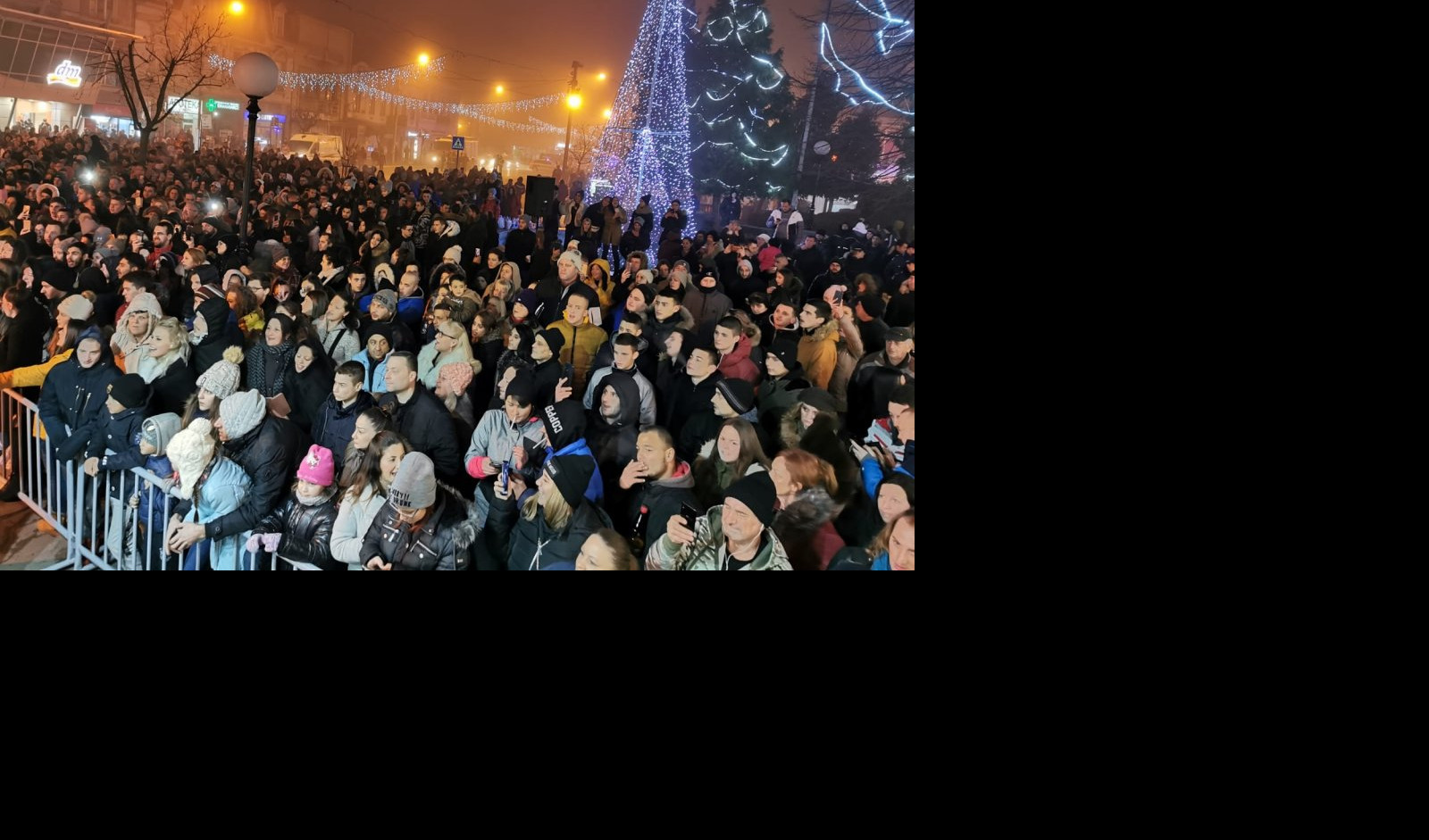 (FOTO/VIDEO) SPEKTAKL U JAGODINI! Lukas na dočeku pravoslavne Nove godine pred 8.000 ljudi!