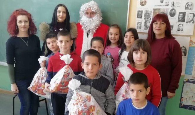 OVAKO SE VOLE SVA DECA! Stanovnici prokupačkog Đurevačkog naselja doneli deci u škole novogodišnje paketiće! (FOTO)