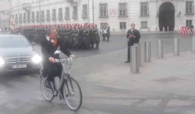 TOTALNI HIT! Ambasador Nebojša Rodić na prijem kod predsednika Austrije stigao biciklom! (FOTO)