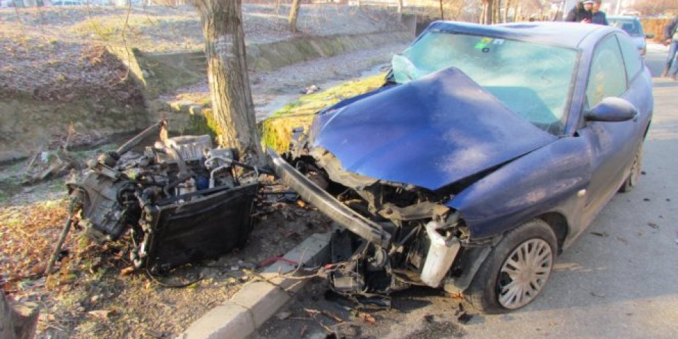 (FOTO) SMRT IH JE VEĆ ČEKALA U LEDENOJ RECI! "Seatom" se zakucali u drvo, pa izleteli u reku pored puta, BILI SU BEZ SVESTI KADA SE POJAVIO SPASILAC!