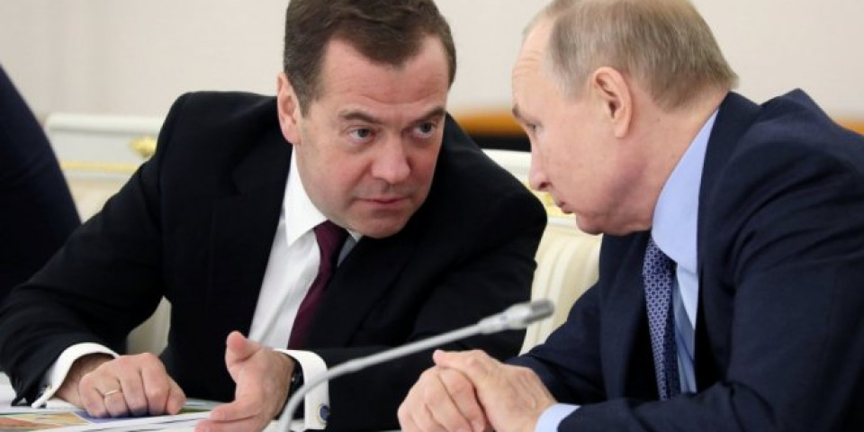 ŠOK! RUSKA VLADA PODNELA OSTAVKU, Medvedev raspustio kabinet posle sastanka sa Putinom!