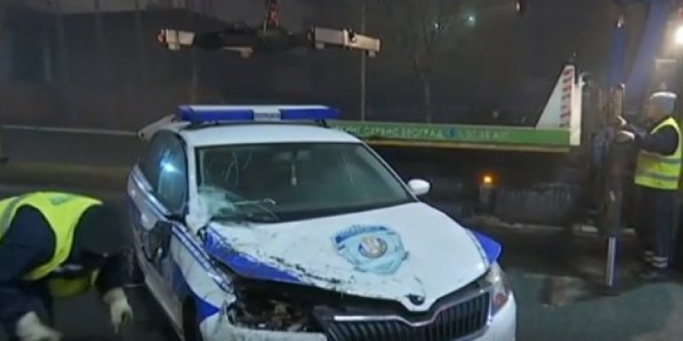 LANČANI SUDAR U CENTRU BEOGRADA! POVREĐENA DVA POLICAJCA! Prevrnuo se kamion, saobraćaj obustavljen! (FOTO)