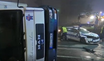 (VIDEO) POGLEDAJTE SNIMAK UDESA ISPRED VLADE SRBIJE! Smrskani automobili, povređeni policajci!