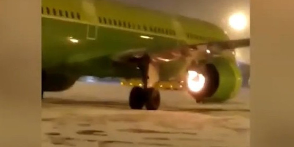 (VIDEO) INCIDENT NA PISTI U RUSIJI! Zapalio se motor aviona sa 200 putnika!