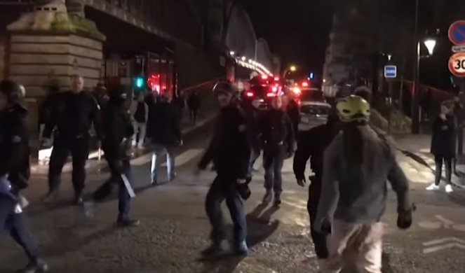 MAKRON HITNO EVAKUISAN! Haos u Parizu, demonstranti opkolili zgradu! Specijalci ga izvlačili! (VIDEO)