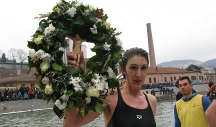 ZA SVOJ ROĐENDAN OSVOJILA KRST! Marina Lazić prva doplivala do časnog krsta u Užicu! (VIDEO/FOTO)