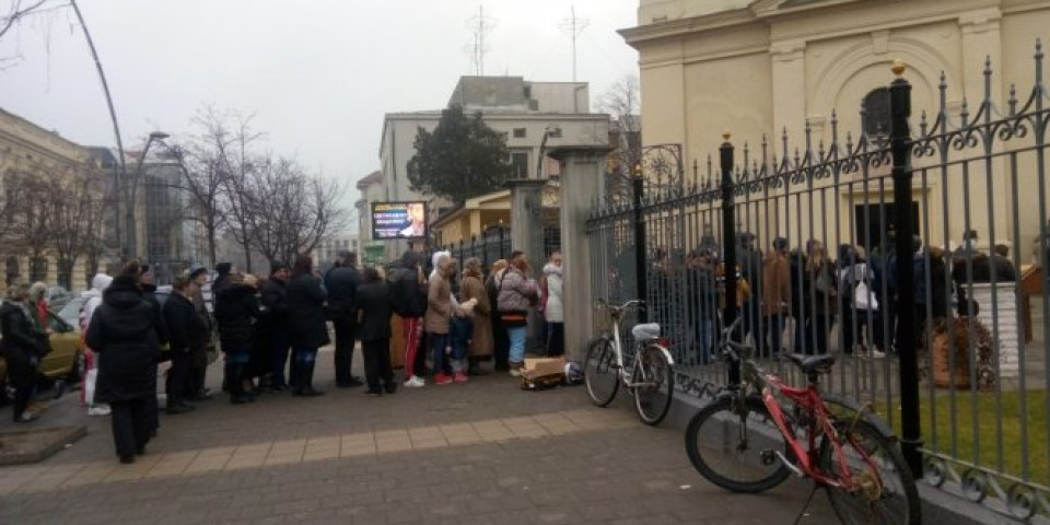 VELIKI BROJ VERNIKA ISPRED CRKVE U ŠAPCU čeka u redu za Bogojavljensku vodicu! (FOTO)