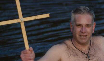 SVAKA ČAST! SRBIN PLIVAO ZA ČASNI KRST USRED OSLA! Uskočio u norvešku hladnu vodu po krst koji je sam napravio, a pomogao mu kolega Danac... (FOTO)