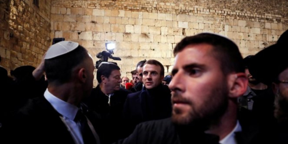 MAKRON NAJURIO IZRAELSKU POLICIJU IZ CRKVE! Francuski predsednik pobesneo - skandal u Jerusalimu! (VIDEO)