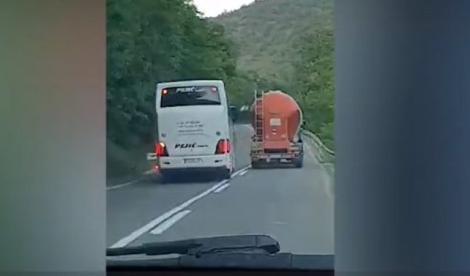 (ŠOK VIDEO) ČOVEČE, DA LI SI TI NORMALAN?! SKANDAL NA SRPSKIM PUTEVIMA! Ono što je uradio ovaj vozač autobusa je ZA ZATVOR!