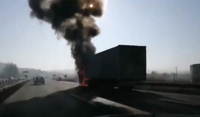(VIDEO) DRAMA NA AUTOPUTU! Gori kabina kamiona, niko ne zna šta je sa vozačem!