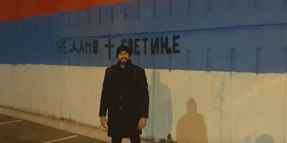 BRUKA! POLICIJA MU NOĆAS UPALA U STAN! Uhapšen Brdža, vođa grupe mladića koja je oslikala mural sa srpskom trobojkom u Podgorici!