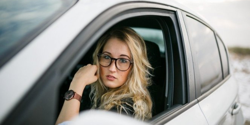 ILI IM MUŽEVI NE DAJU, ILI IH NE ZANIMA! U Srbiji samo 35 odsto žena ima vozačku dozvolu