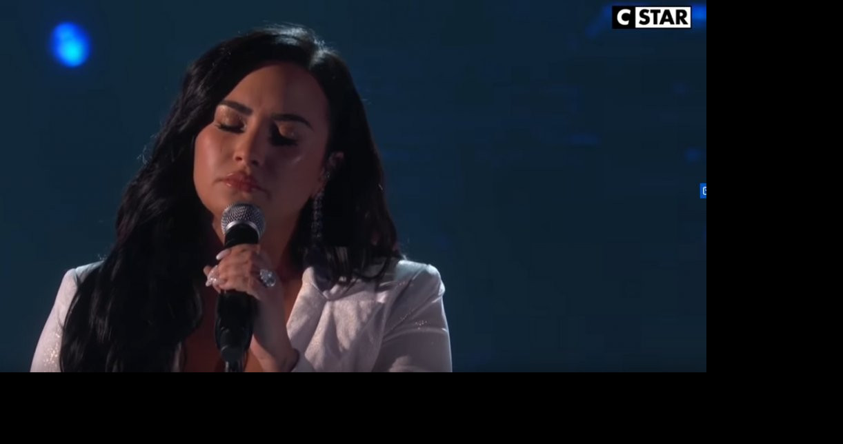 (VIDEO) NAJEMOTIVNIJI TRENUTAK NA DODELI GREMIJA! Svi u suzama zbog Kobija, Demi Lovato prvi put na sceni nakon PREDOZIRANJA!