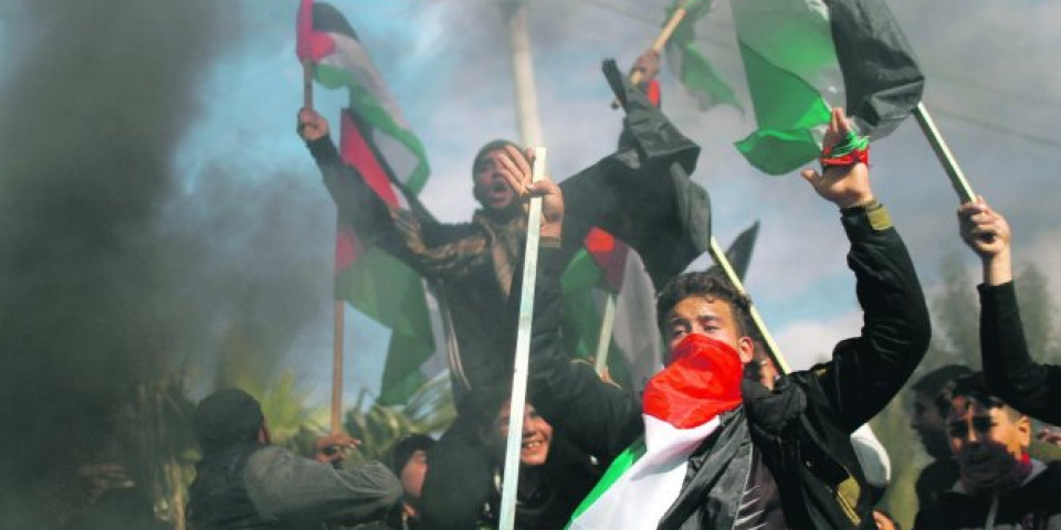 ŠTA SE KRIJE IZA NAPADA NA GAZU?! Izraelska opozicija optužuje: Netanijahu sarađuje sa Hamasom!