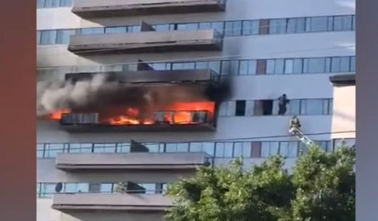 (VIDEO) HOROR U LOS ANĐELESU! Zapalio se stan na 6. spratu, vatra i crni dim kuljali na sve strane, ljudi iskakali kroz prozore!