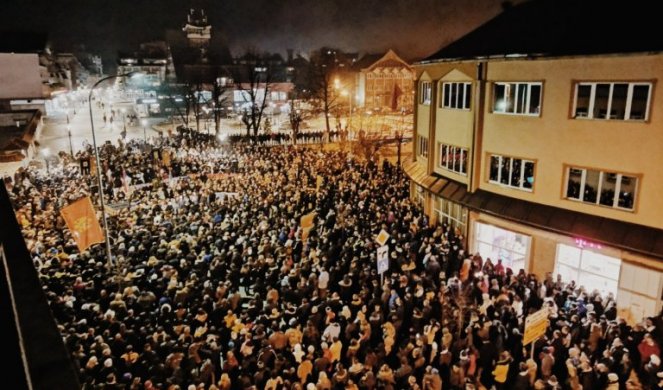 (FOTO/VIDEO) MILO, VALJDA TI JE SADA JASNO ŠTA NAROD MISLI! Litije za odbranu svetinja u Crnoj Gori! U Pljevljima 20.000, u Beranama 15.000 ljudi!