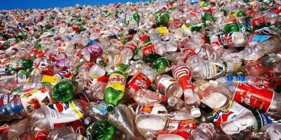 NAJVEĆI ZAGAĐIVAČ NE ODUSTAJE OD PLASTIKE: Uprkos apelima "Koka- kola" nastavlja da koristi plastične boce, UZ APSURDNO OPRAVDANJE!