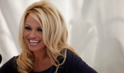 FATALNA PLAVUŠA UHVAĆENA BEZ ŠMINKE! Pamela Anderson prošetala kao SAV NORMALAN SVET!