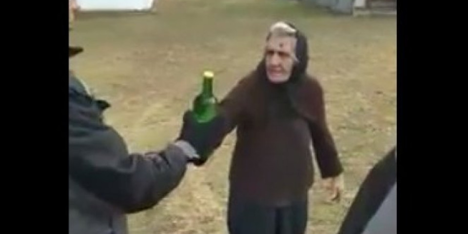 (VIDEO) MA BRAVO, BAKO! Starica domaćinski, sa flašom rakije, dočekala učesnike litije! JEDVA HODA, ALI IZAŠLA DA POZDRAVI ODBRANU SVETINJA!