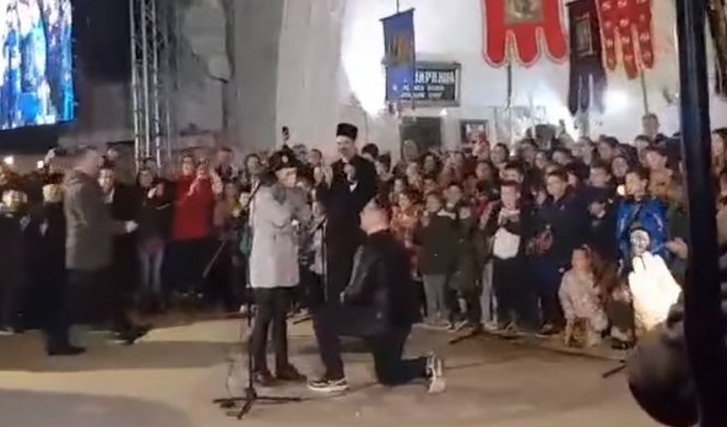 NAJLEPŠA SCENA U ODBRANI SVETINJA! Pogledajte kako je mladić pred 60.000 ljudi u Podgorici ZAPROSIO DEVOJKU! (VIDEO)