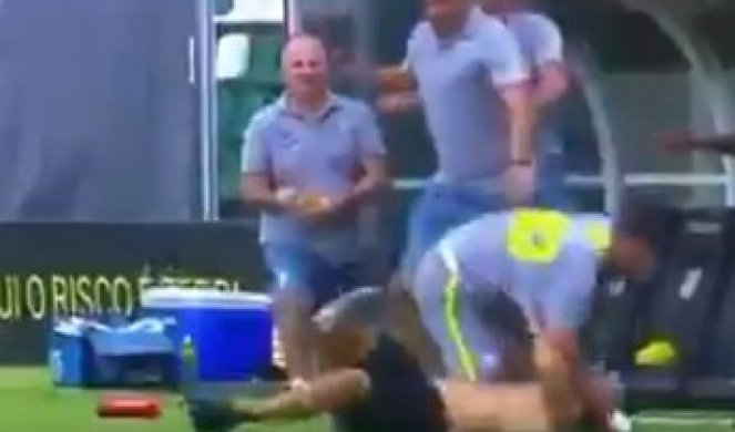 (VIDEO) NIJE ZNAO ŠTA GA ČEKA! Navijač u Brazilu krenuo ka protivničkoj klupi, a golman ga je naučio pameti!
