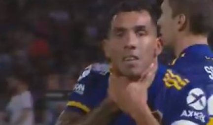 (VIDEO) OVO DO SADA NISTE VIDELI! Tevez se posle gola hvatao za vrat, svi su se pitali šta je razlog, a poruka je bila veoma dirljiva!