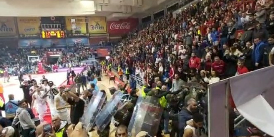 (VIDEO) HAOS NA DERBIJU! "Delije" gađale igrače Partizana, pa pokušale da ulete na teren!