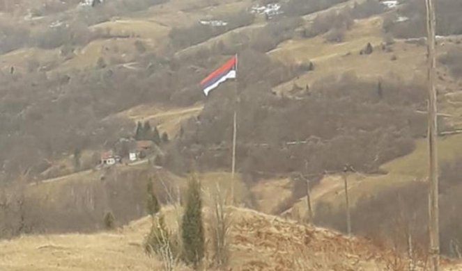 DOĐITE DA JE SKINETE! Trobojka se prkosno vijori sa VRHA KOVRENA U BIJELOM POLJU! (FOTO)