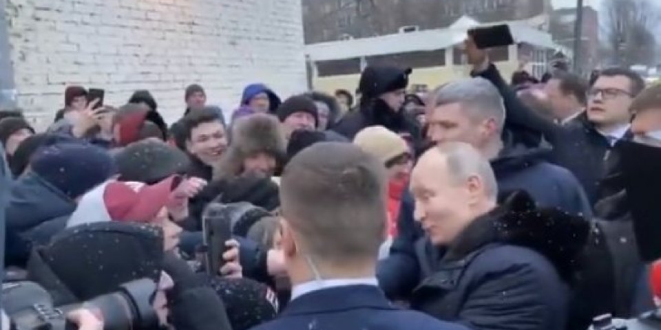 (VIDEO) PUTIN PO CIČI ZIMI ZAUSTAVIO KOLONU, IZAŠAO IZ AUTA I KRENUO KA GRAĐANIMA! Ono što je potom uradio pokazuje zašto je jedan od NAJOMILJENIJIH LIDERA NA SVETU!