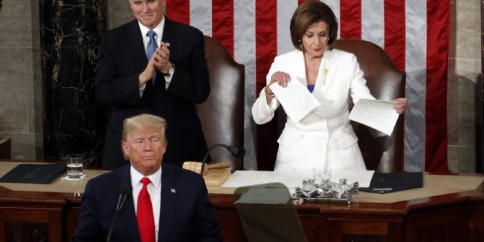 INCIDENT U AMERIČKOM KONGRESU! Tramp podneo IZVEŠTAJ O STANJU NACIJE, PELOSI POCEPALA NJEGOV GOVOR pošto je odbio da se rukuje sa njom! (FOTO/VIDEO)