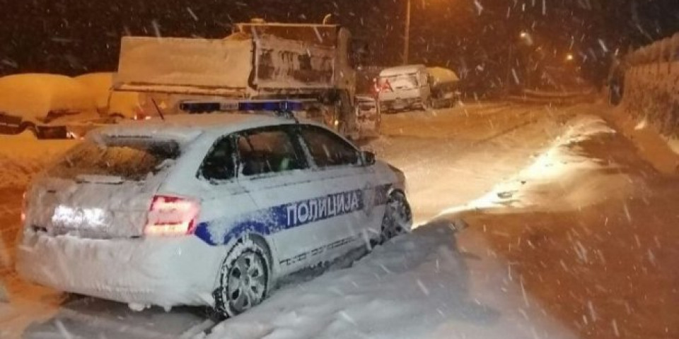 OKOVANI! PORODICA SA ČETVORO DECE ZAVEJANA U AUTOMOBILU KOD SJENICE! Sve službe na terenu, spašavanje u toku! (VIDEO/FOTO)