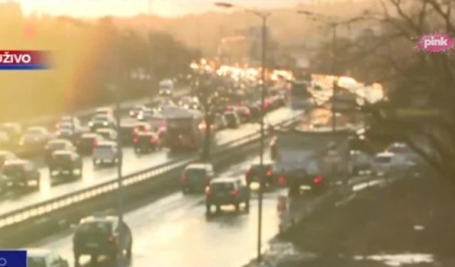 HAOS NA AUTOKOMANDI! Saobraćajna nezgoda i pucanje cevi otežavaju saobraćaj, evakuisana trudnica i petoro dece (FOTO)