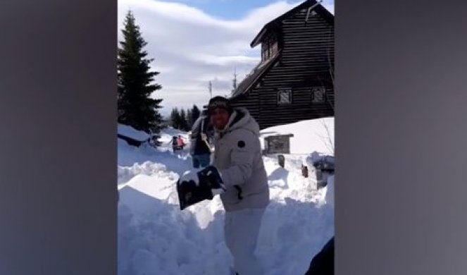 (HIT VIDEO) NEĆU DA LOPATA BUDE MI DEVOJKA! Pogledajte kako poznati denser čisti sneg i peva!