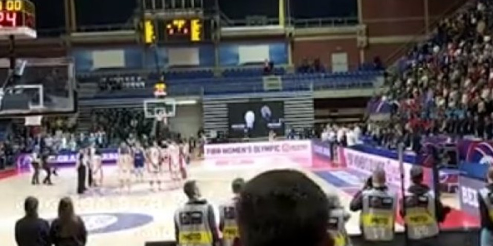 (VIDEO) U KOBIJEVU I ŠTERNOVU ČAST! Minut ćutanja na utakmici Srbije i SAD!