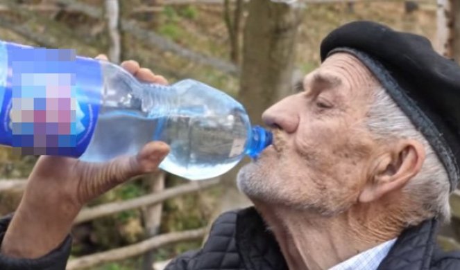 FENOMEN! Ovaj deda pije 10 LITARA VODE DNEVNO, lekari u čudu KAKO TO NJEGOV ORGANIZAM PODNOSI! (VIDEO)