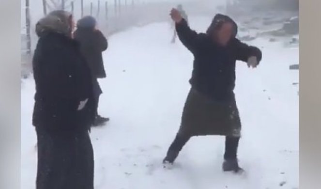 ONE ĆE VAM ULEPŠATI DAN! Pogledajte oduševljenje ovih bakica na snegu! (VIDEO)