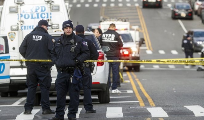 HAOS U NJUJORKU! Ranjena dva policajaca u dve odvojene pucnjave!