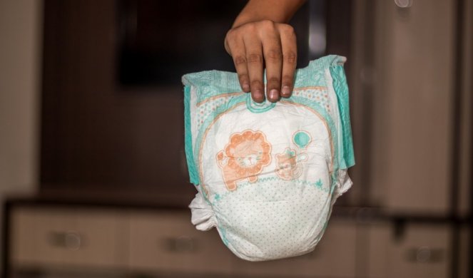 IGRAČKE SU BAŠ BEZVEZE! Pelene su super stvar za igru! (Video)