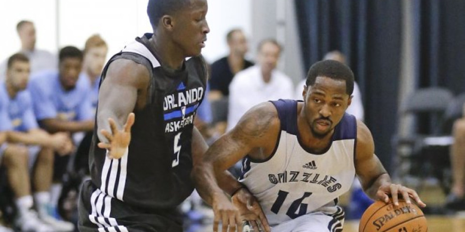 (FOTO) AMERIKANAC BACIO DELIJE U TRANS! Fotografija, grb Zvezde, Evroliga...