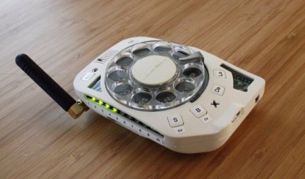 IZUM SAMO ZA NOSTALGIČARE! Da li biste nosili ovakav telefon? (FOTO)