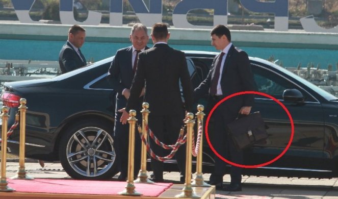 MISTERIJA CRNE ŠOJGUOVE TORBE OD KOJE DRHTI CEO SVET! Od nje se ne odvaja ni Putin, a ovo dugme unutra određuje SUDBINU SVETA! (FOTO)