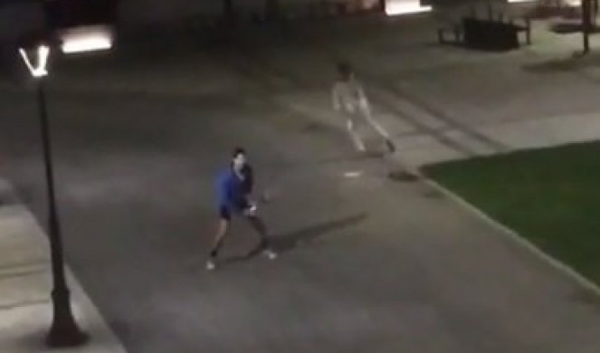 (VIDEO) NOLETA SLAVA NIJE PROMENILA! Đoković igrao tenis ispred zgrade, jedan detalj pokazuje KOLIKI JE CAR!