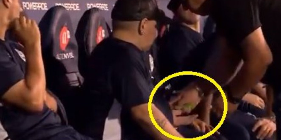 (VIDEO) CRNI MARADONA, PA ZAR OPET?! Legendarni Argentinac tokom meča dobio "paketić", da li se Dijego opet drogira?