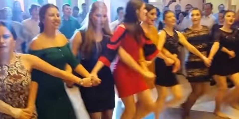 (HIT VIDEO) TAKO TO RADE SRBI! Oduševićete se, POČELO JE KOLCE, a onda su se jedan po jedan hvatali za ruke!