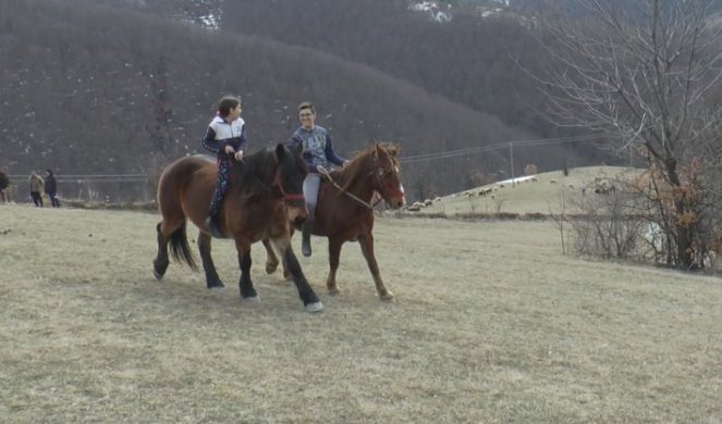 (VIDEO) MIRA (11) I NJEN BRAT ĐORĐE uzjahali su na konje i kroz SMETOVE UČINILI PODVIG ZBOG KOJEG IM SE DIVI SRBIJA