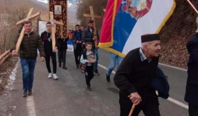 MILO, GLEDAJ! CRNA GORA I DANAS NA NOGAMA! Narod ide 20 km kroz sneg da bi branio svetinje, na čelu kolone deda Novak (99) (VIDEO)